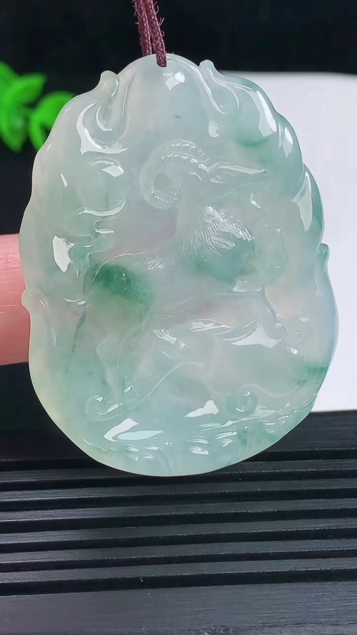 天然A货翡翠冰种飘花生肖羊牌吊坠，尺寸48.4-37-4.6重量:19.02g
6月15日