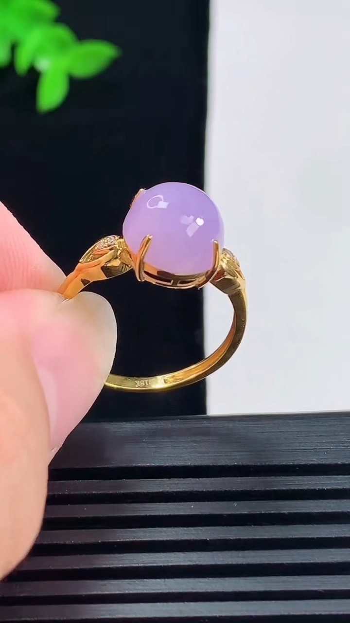 天然A货翡翠18k金紫罗兰蛋面戒指，尺寸17.6-10-9.5-8 重量:2.63g2026年6月15日
工厂直销收藏佳品,种好水足，色泽均匀，有种有色，上手高大气！