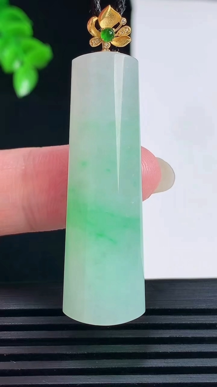 天然A货翡翠平安柱吊坠，尺寸43.6-13.8-9重量:12.10g
6月15日