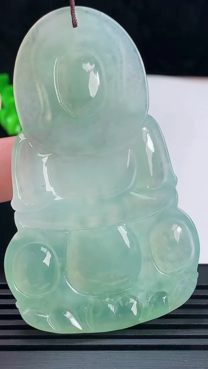 天然A货翡翠正装观音菩萨吊坠，尺寸72.3-44.2-5.3 重量:34.47g
6月15日