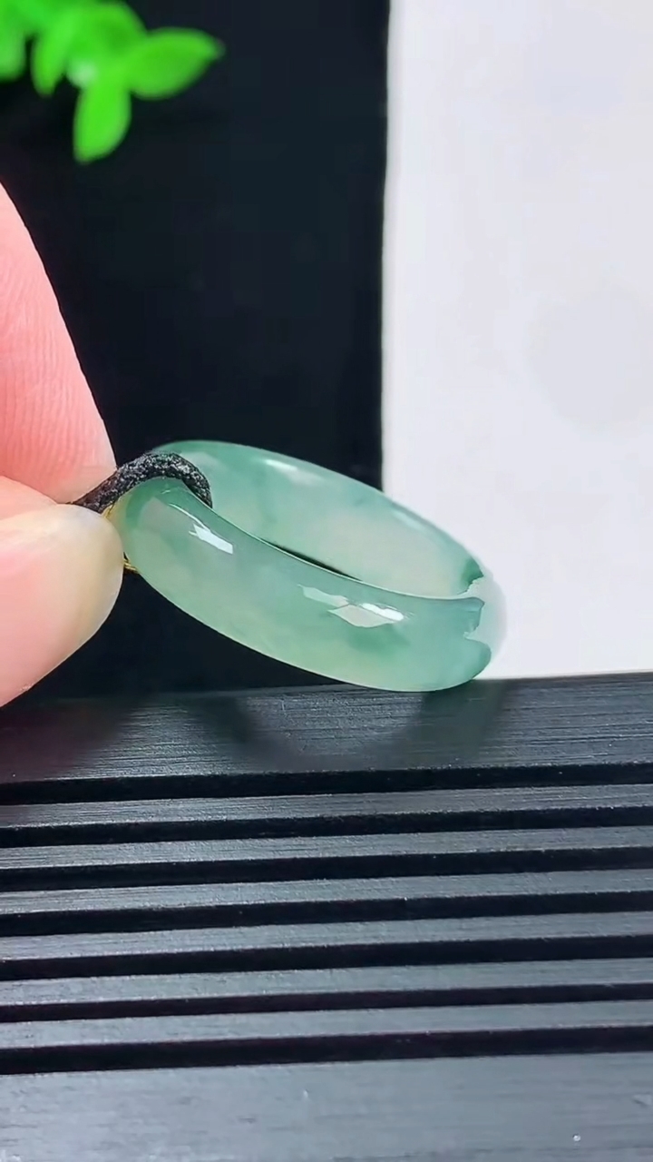 天然A货翡翠冰种飘花玉指环 戒指，尺寸17.8-5.6-3.5 重量:4.00g2026年6月15日
工厂直销收藏佳品,种好水足，色泽均匀，有种有色，上手高大气！