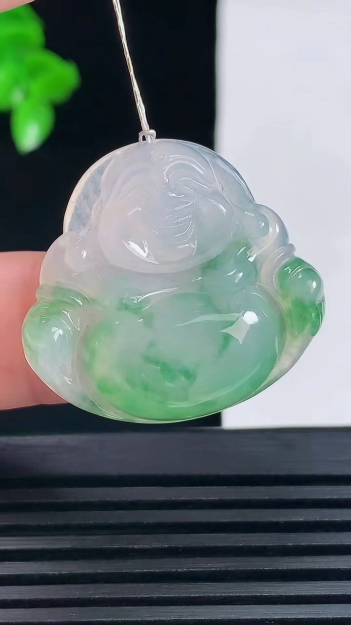 天然A货翡翠花佛公吊坠，尺寸27.4-29.7-5.8 重量:7.14g
6月15日