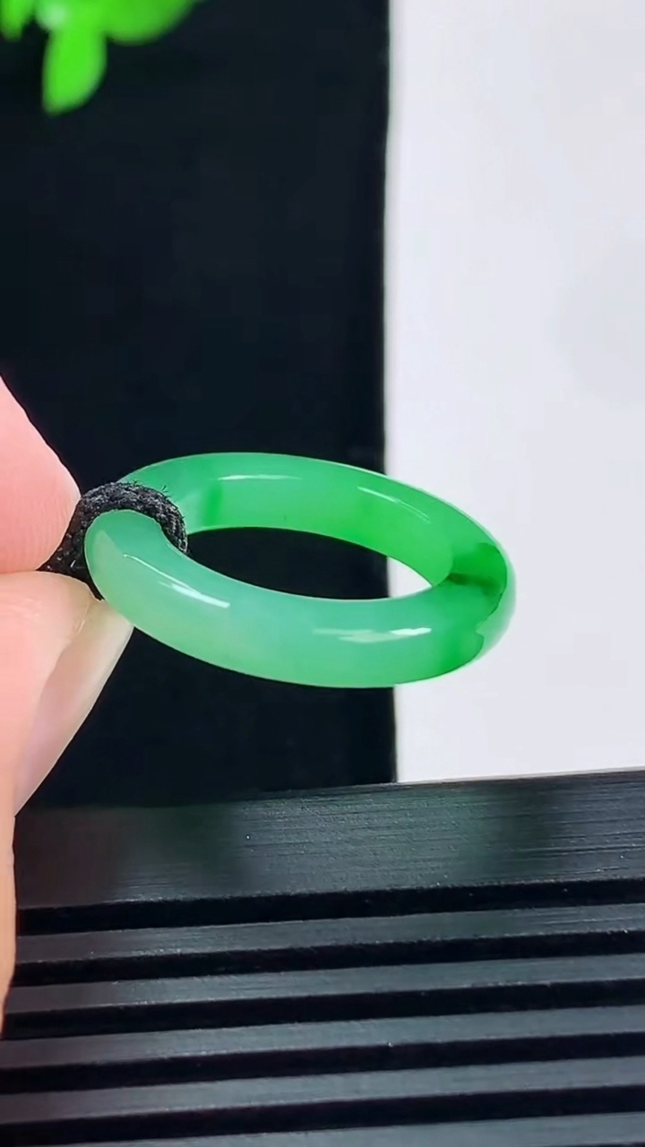 天然A货翡翠玉指环 戒指，尺寸14.8-3.5-3.5 重量:2.26g2026年6月15日
工厂直销收藏佳品,种好水足，色泽均匀，有种有色，上手高大气！