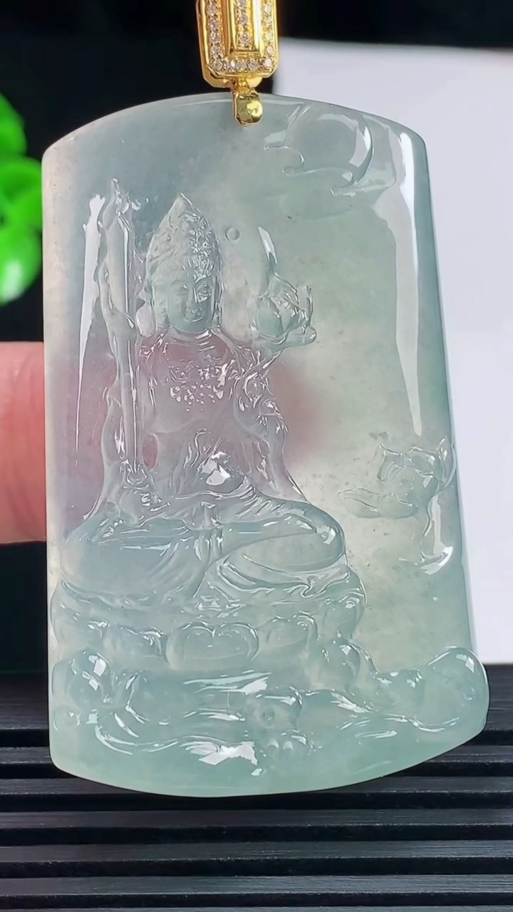 天然A货翡翠虚空藏菩萨吊坠，尺寸50-32-5.3重量:22.78g
6月15日