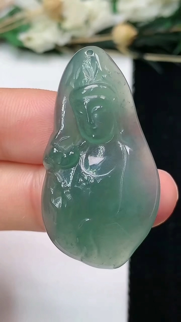 天然A货翡翠蓝水观音头吊坠，尺寸37.6-20-5.3，重量:6.77g
6月15日