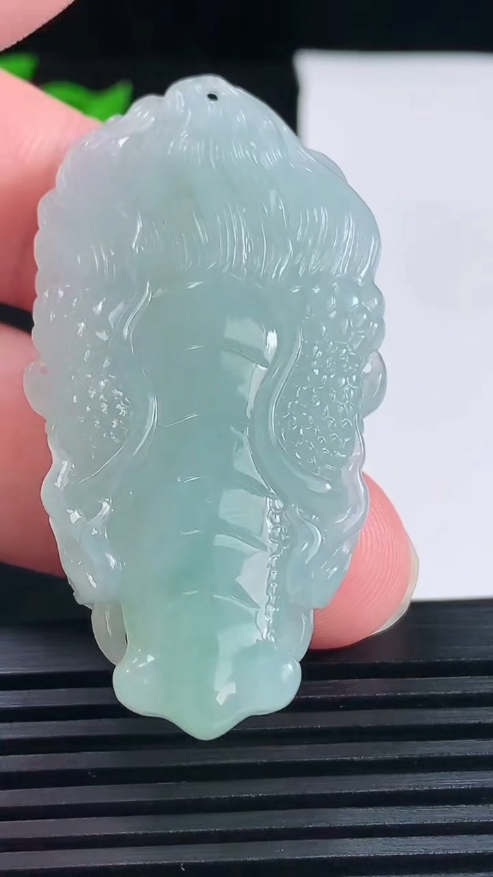 天然A货翡翠龙牌吊坠，尺寸52-26.7-11.8重量:24.47g
6月15日