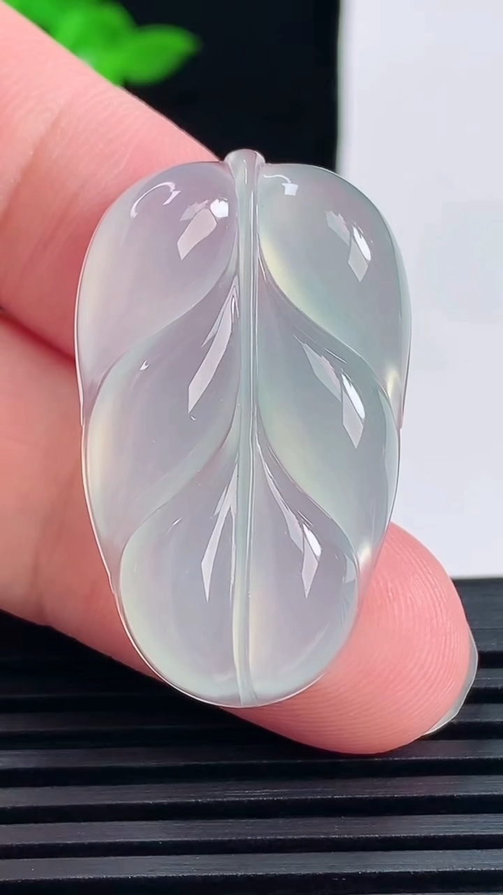 天然A货翡翠金枝玉叶 叶子吊坠，尺寸35-21-5.5 重量:8.19g
6月15日