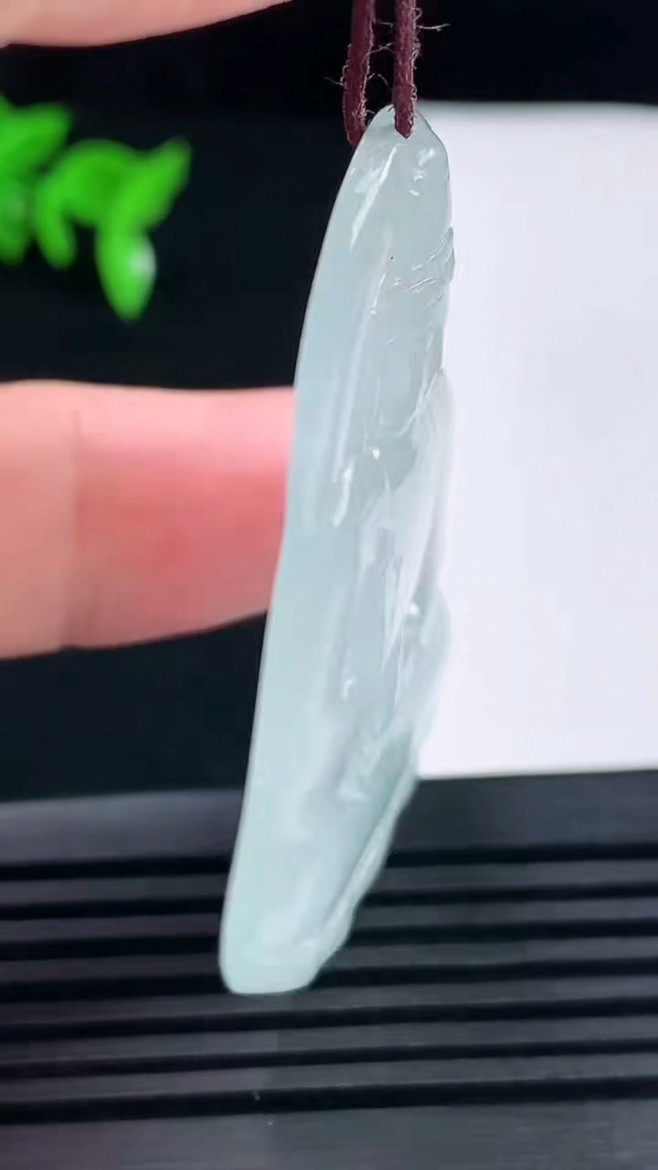 天然A货翡翠冰种飘花素衣观音菩萨吊坠，尺寸51.4-30.2-4.3重量:13.09g
6月15日
