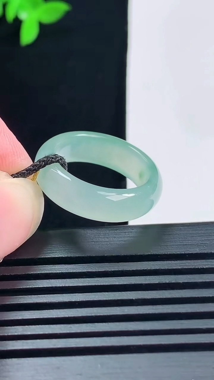 天然A货翡翠冰种飘花玉指环 戒指，尺寸16.2-5.8-3.2 重量:3.31g2026年6月15日
工厂直销收藏佳品,种好水足，色泽均匀，有种有色，上手高大气！