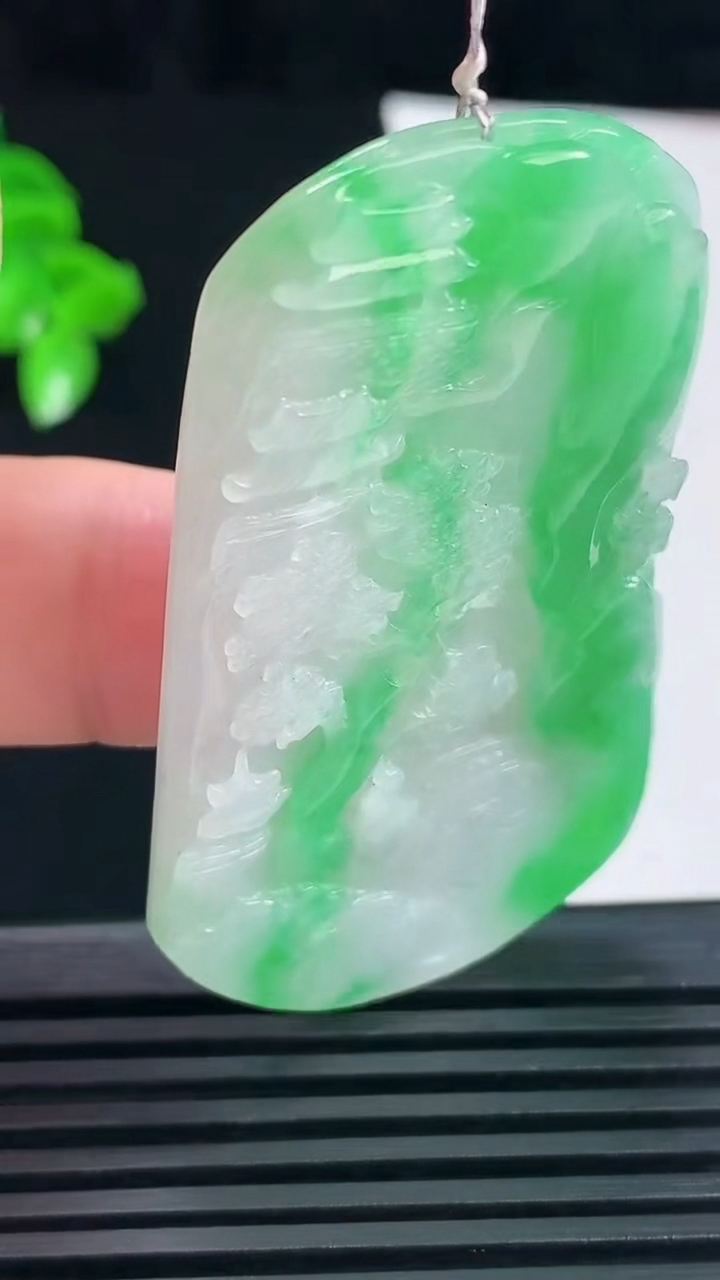 天然A货翡翠山水牌吊坠，尺寸56-31-4.7重量:19.37g
6月15日