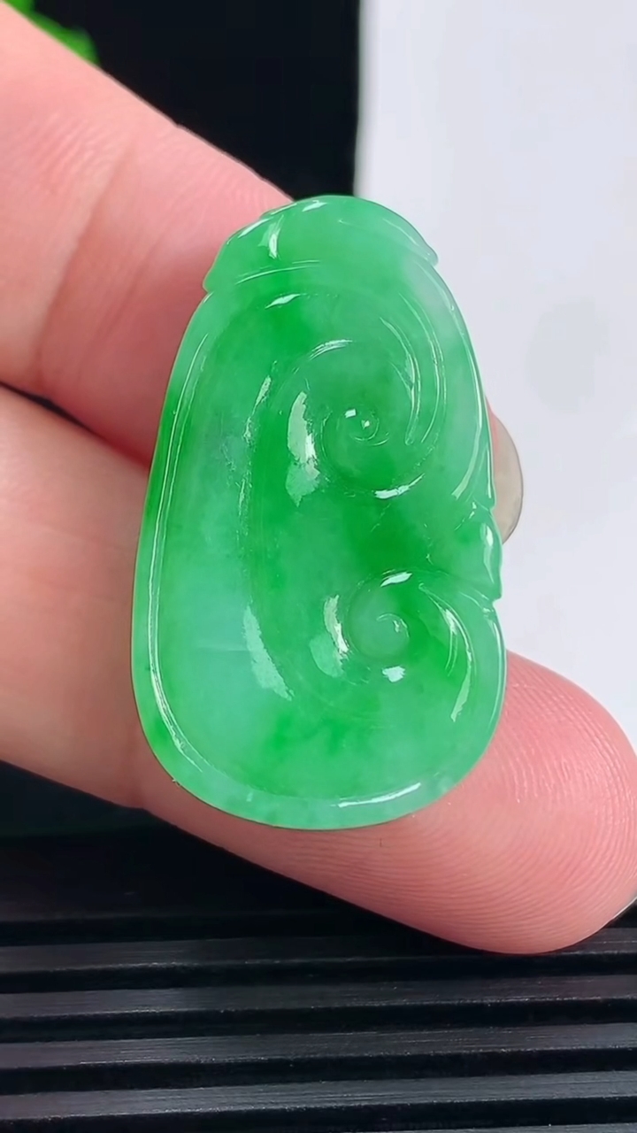 天然A货翡翠如意吊坠，尺寸32.6-19-5.2 重量:6.51g
6月15日