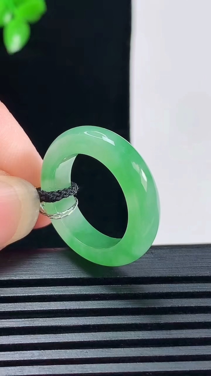 天然A货翡翠玉指环 戒指，尺寸16-5-3.5重量:3.64g2026年6月15日
工厂直销收藏佳品