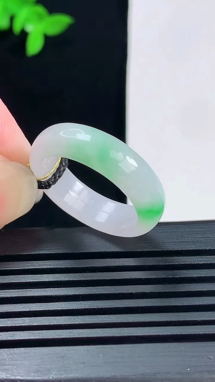 天然A货翡翠玉指环 戒指，尺寸19-6-3 重量:4.10g2026年6月15日
工厂直销收藏佳品,种好水足，色泽均匀，有种有色，上手高大气！