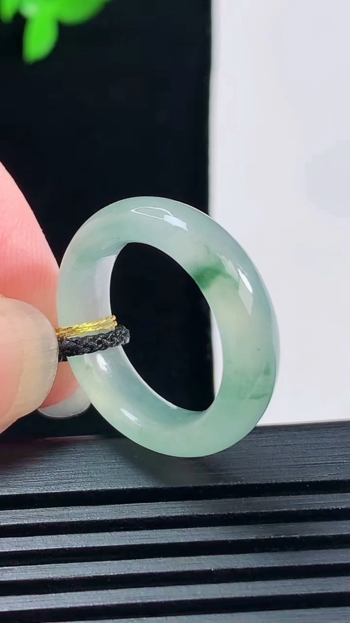 天然A货翡翠冰种飘花玉指环 戒指，尺寸16.6-5.6-3.8 重量:3.87g2026年6月15日
