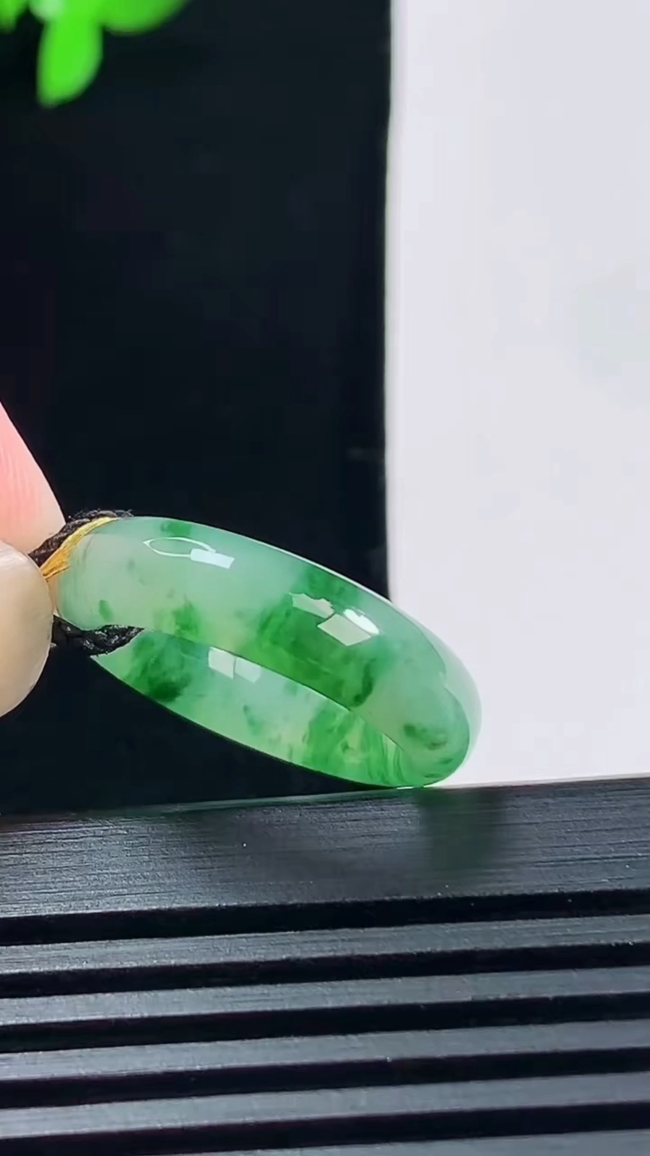 天然A货翡翠冰种飘花玉指环 戒指，尺寸16-5.2-3.5 重量:3.36g2026年6月15日
工厂直销收藏佳品,种好水足，色泽均匀，有种有色，上手高大气！