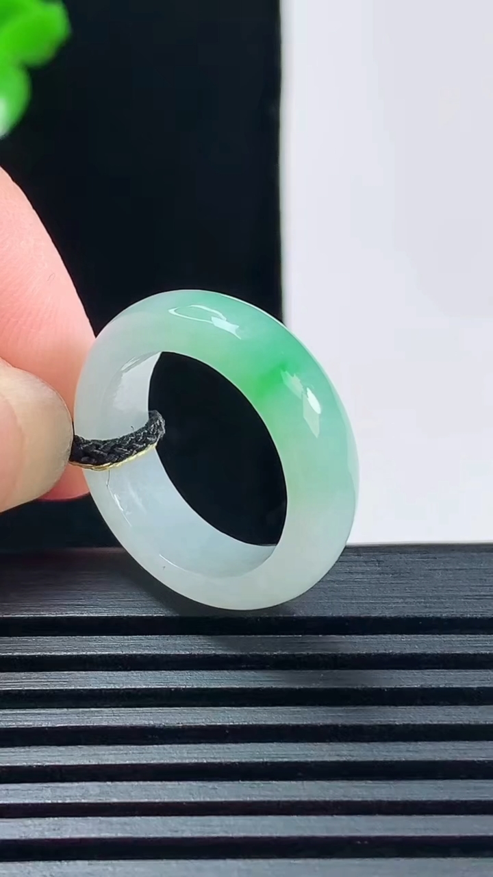 天然A货翡翠玉指环 戒指，尺寸16-5.7-3重量:3.32g2026年6月15日
工厂直销收藏佳品