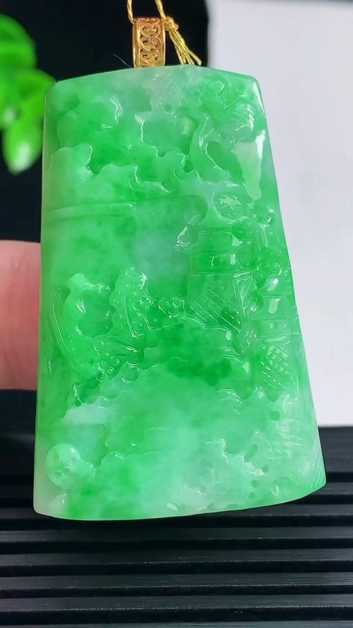 天然A货翡翠山水牌吊坠，尺寸43-29-5.7重量:17.70g
6月15日