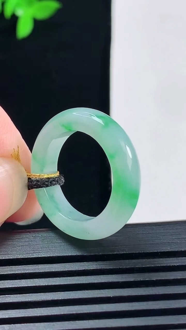 天然A货翡翠玉指环 戒指，尺寸16.5-5-3.6 重量:3.59g2026年6月15日
工厂直销收
