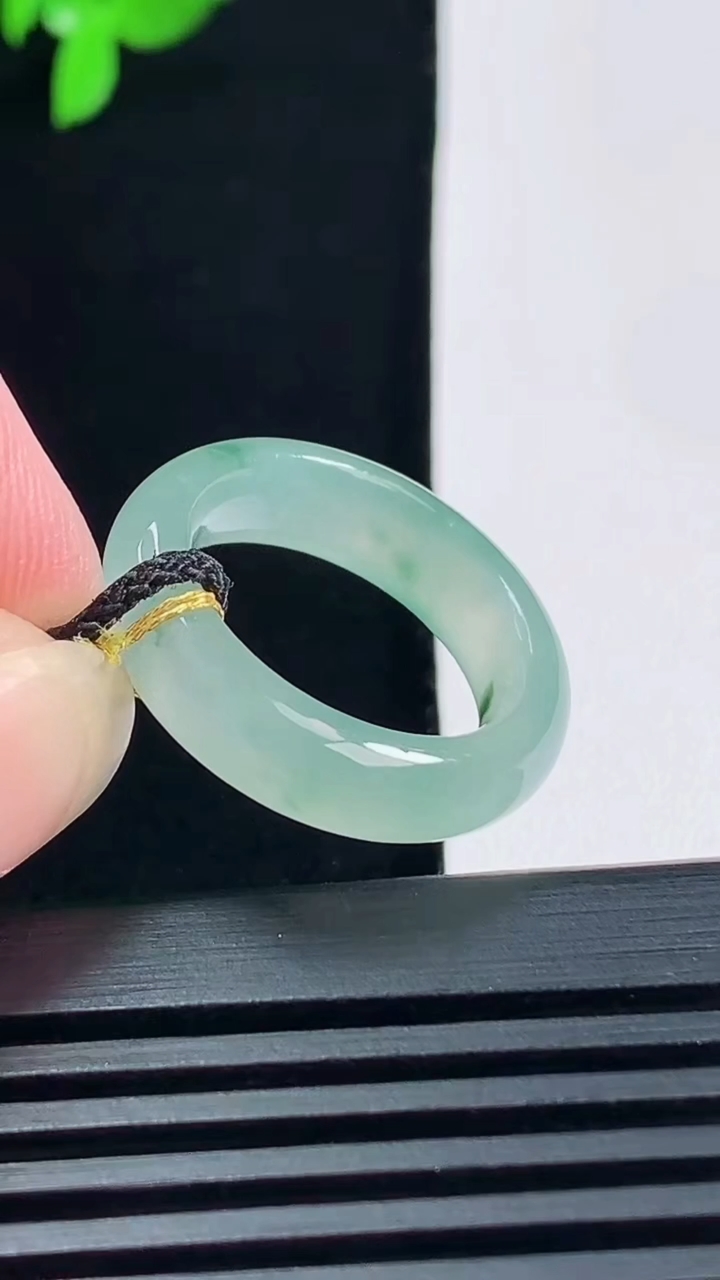 天然A货翡翠冰种飘花玉指环 戒指，尺寸16.6-5.6-3.8 重量:3.87g2026年6月15日
工厂直销收藏佳品,种好水足，色泽均匀，有种有色，上手高大气！