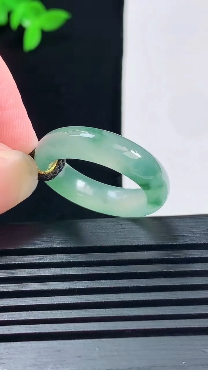 天然A货翡翠冰种飘花玉指环 戒指，尺寸17.8-5.6-3.5 重量:4.00g2026年6月15日
工厂直销收藏佳品,种好水足，色泽均匀，有种有色，上手高大气！