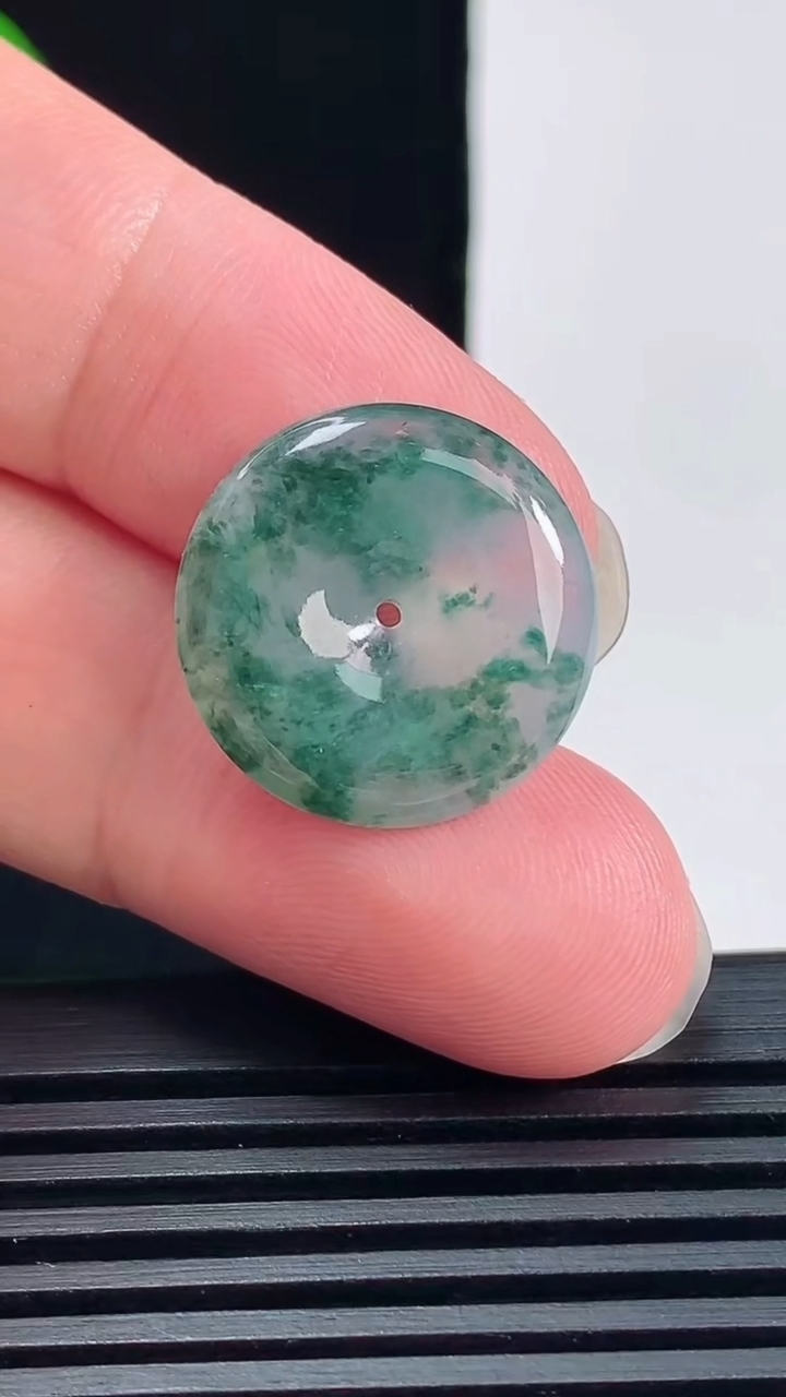 天然A货翡翠冰种飘花平安扣吊坠，尺寸19.5-4重量:3.00g
6月15日