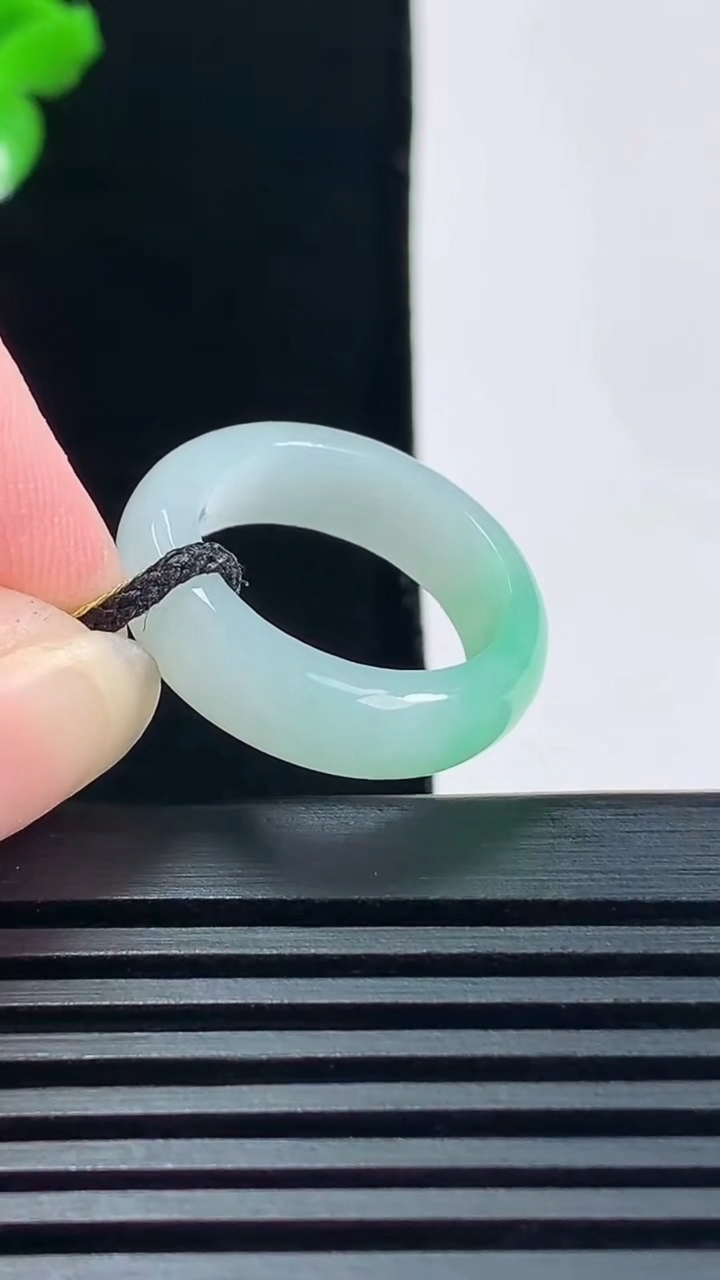 天然A货翡翠玉指环 戒指，尺寸16-5.7-3重量:3.32g2026年6月15日
工厂直销收藏佳品,种好水足，色泽均匀，有种有色，上手高大气！