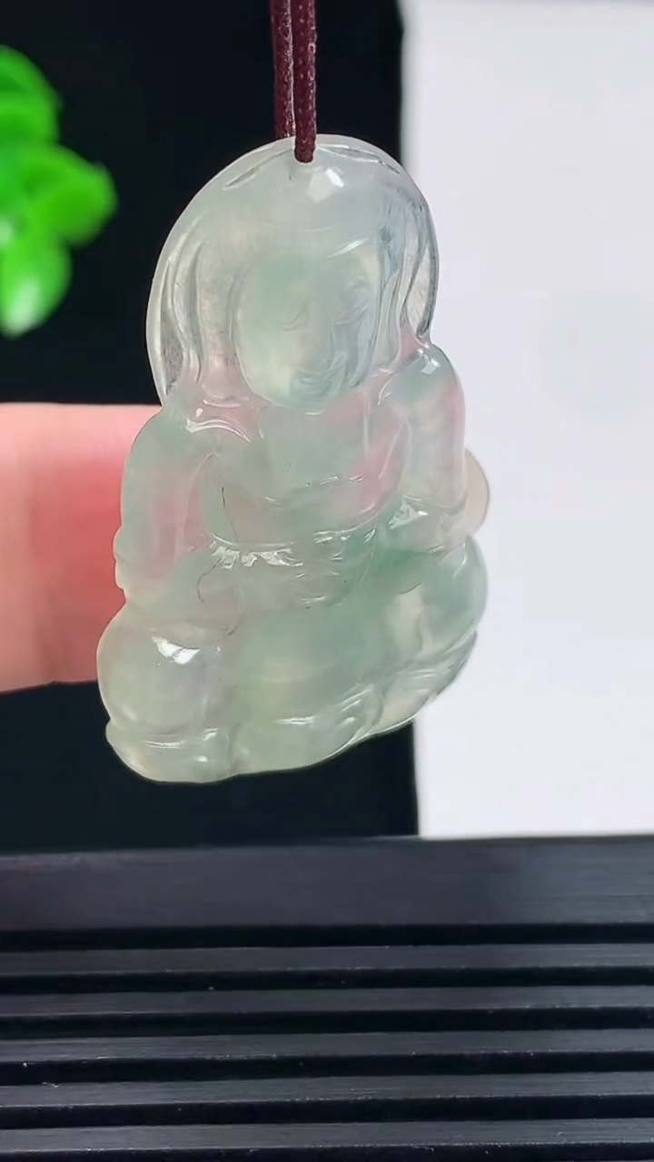天然A货翡翠冰种飘花正装观音菩萨吊坠，尺寸39-23.2-4.3 重量:6.13g
6月15日