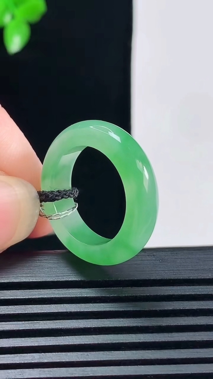 天然A货翡翠玉指环 戒指，尺寸16-5-3.5重量:3.64g2026年6月15日
工厂直销收藏佳品