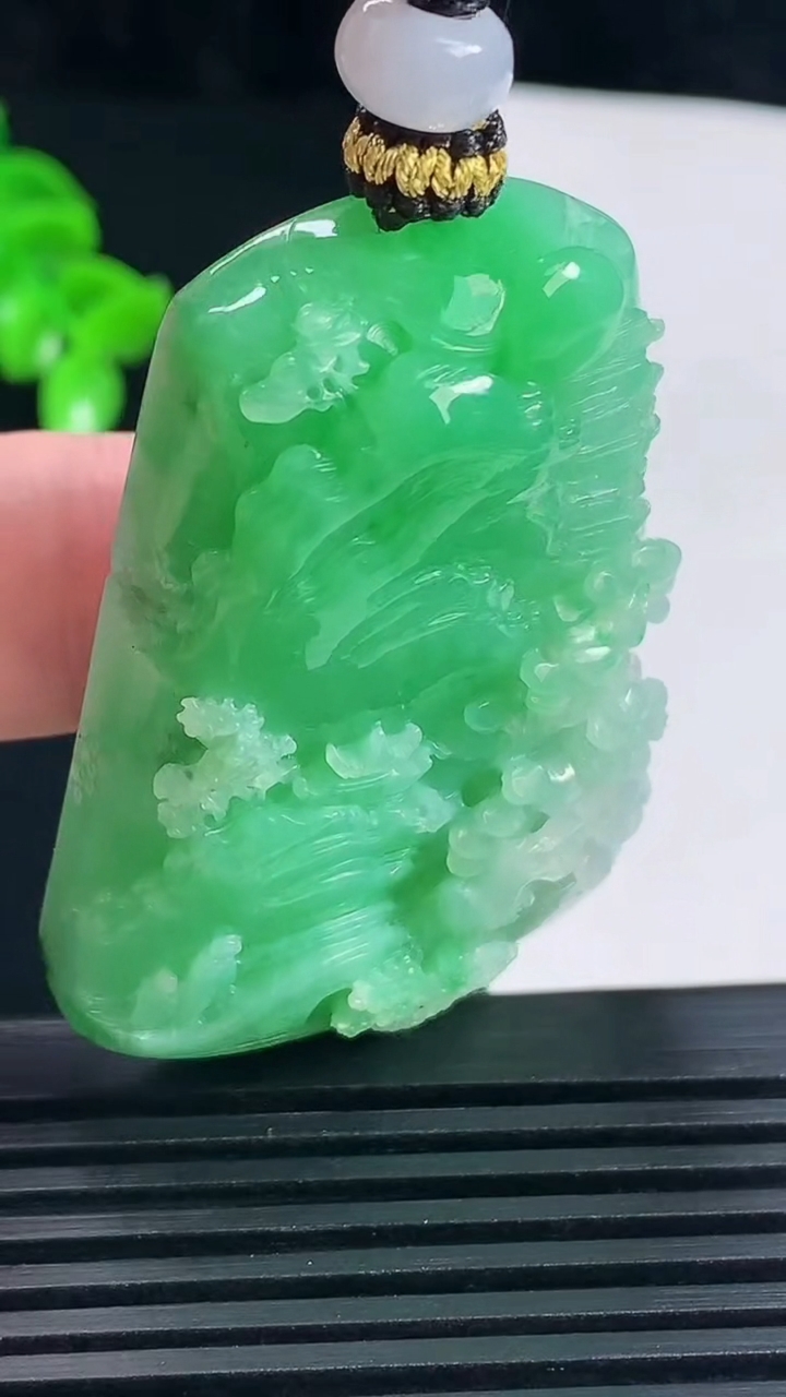 天然A货翡翠山水牌吊坠，尺寸47-34.7-12重量:43.48g
6月15日