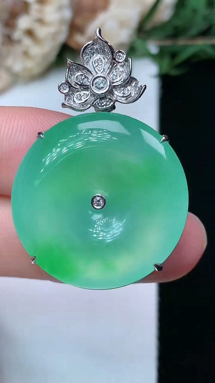 天然A货翡翠平安扣吊坠，尺寸24-7.3，重量:10.00g
6月15日