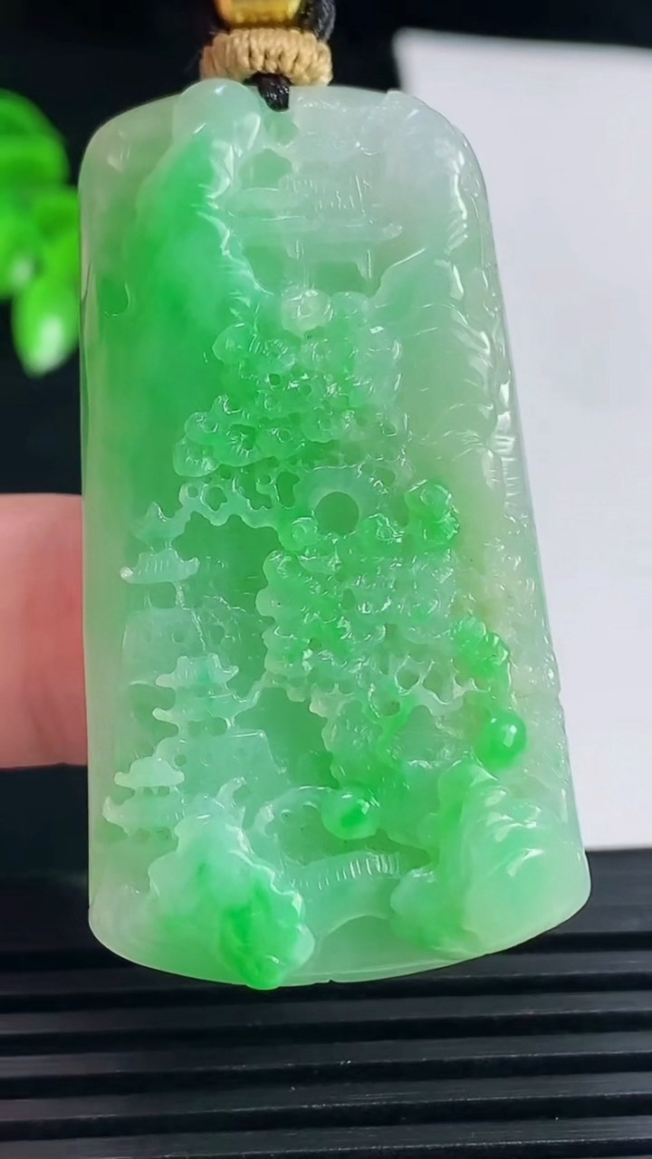 天然A货翡翠山水牌吊坠，尺寸48.3-26-8.2 重量:25.80g
6月15日