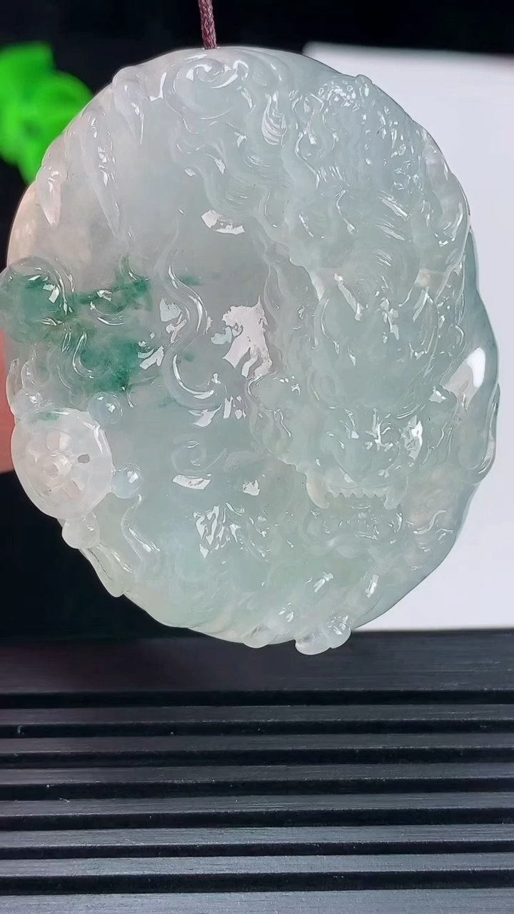 天然A货翡翠种飘花龙牌吊坠，尺寸48.2-39-10重量:40.00g
6月15日