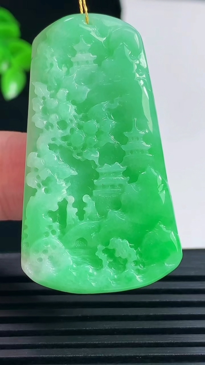天然A货翡翠山水牌吊坠，尺寸45.2-26-6重量:16.24g
6月15日