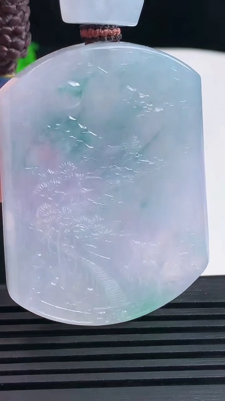 天然A货翡翠种紫罗兰 飘花山水牌吊坠，尺寸52.6-40-6 重量:40.90g
6月15日