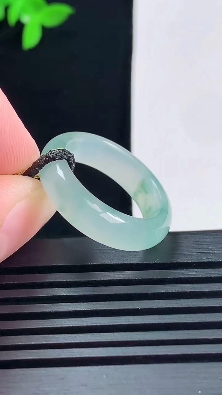 天然A货翡翠冰种飘花玉指环 戒指，尺寸17.3-5.8-3.6 重量:4.00g2026年6月15日
工厂直销收藏佳品,种好水足，色泽均匀，有种有色，上手高大气！