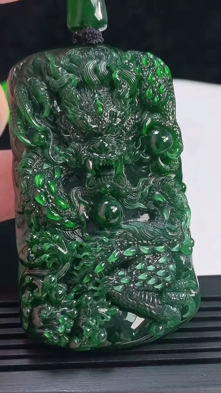 天然A货翡翠龙牌吊坠，尺寸65.5-40.3-11.2 重量:68.17g
6月15日