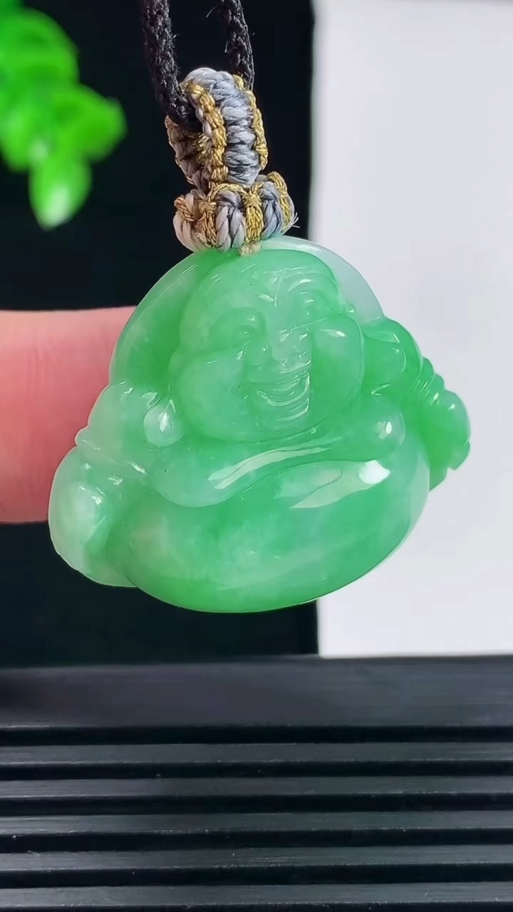 天然A货翡翠佛公吊坠，尺寸24.6-30.6-10.5重量:13.37g
6月15日