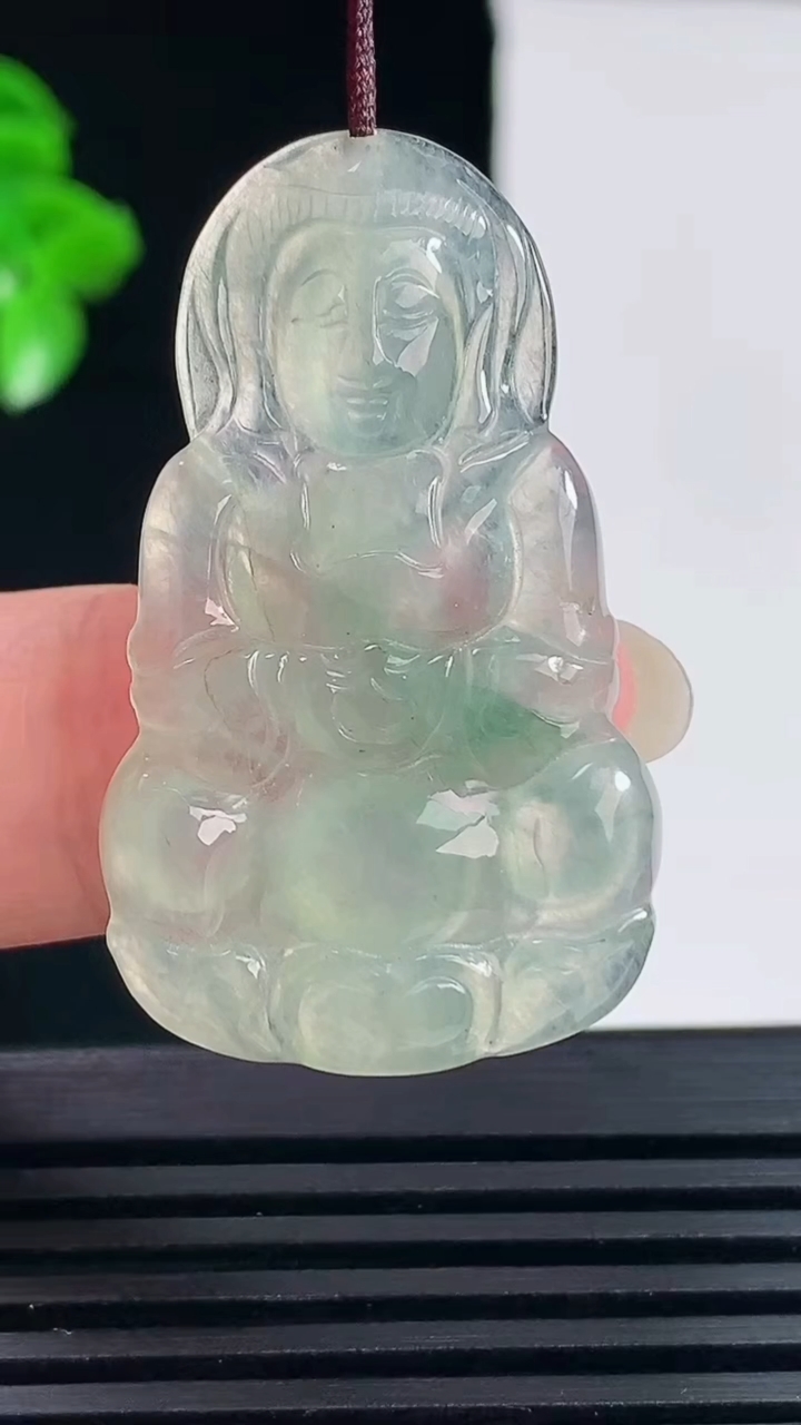 天然A货翡翠冰种飘花正装观音菩萨吊坠，尺寸39-23.2-4.3 重量:6.13g
6月15日