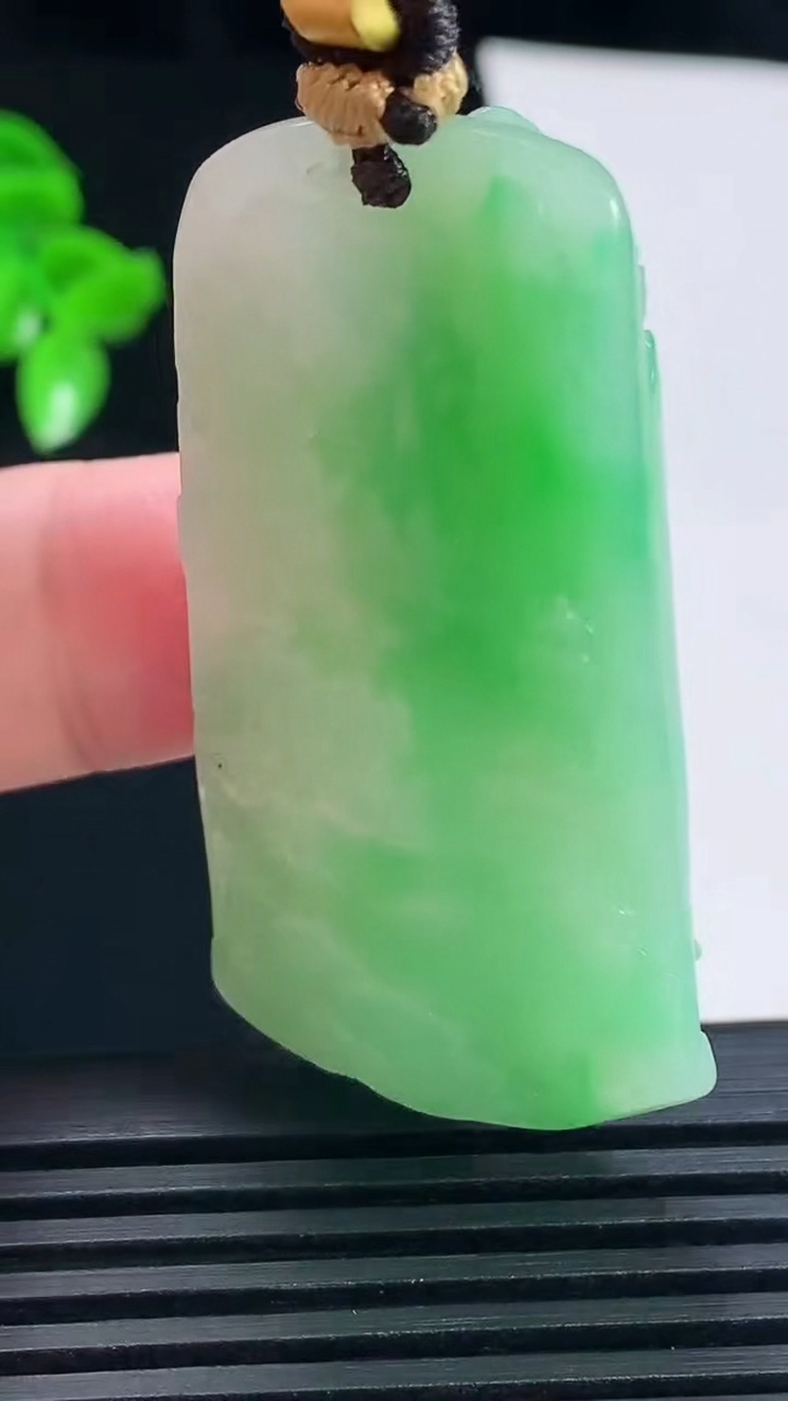 天然A货翡翠山水牌吊坠，尺寸48.3-26-8.2 重量:25.80g
6月15日