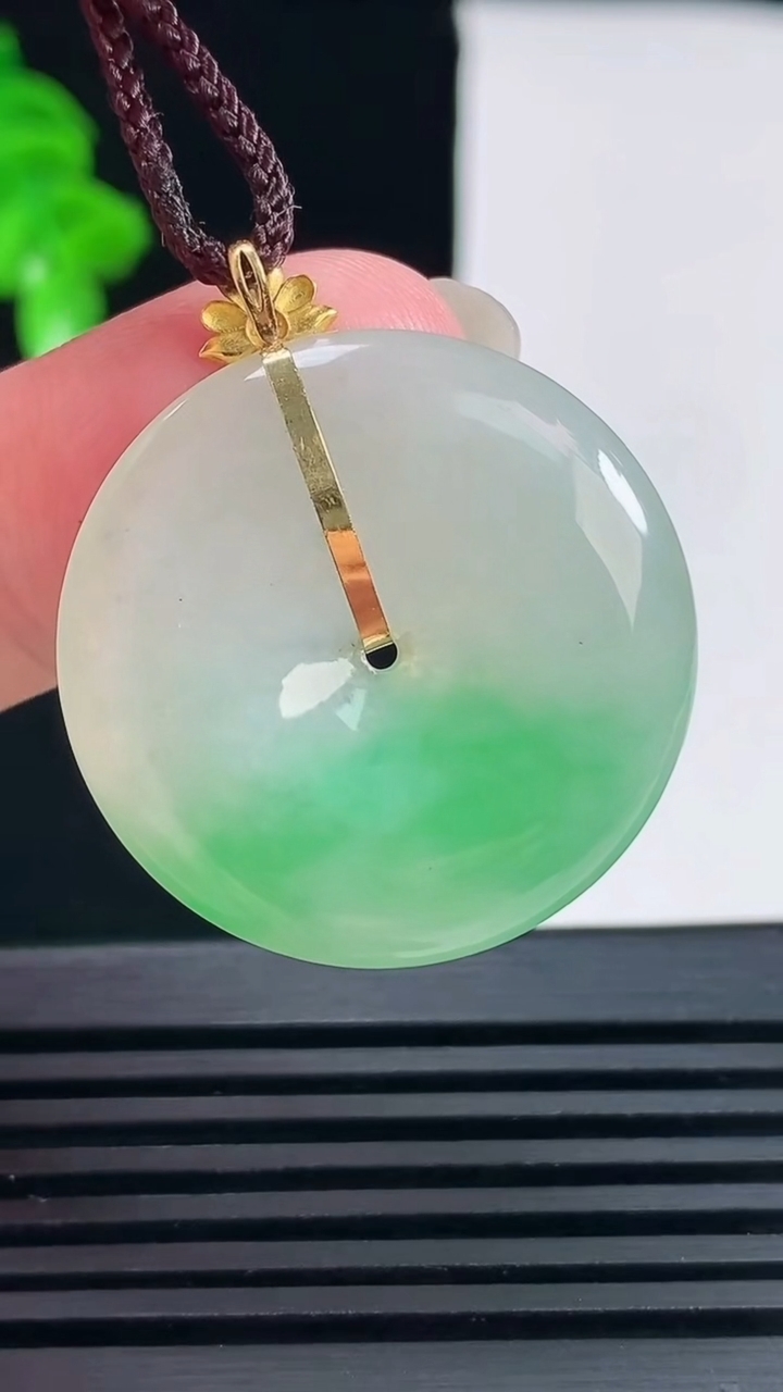 天然A货翡翠平安扣吊坠，尺寸28.5-5.1重量:8.58g
6月15日