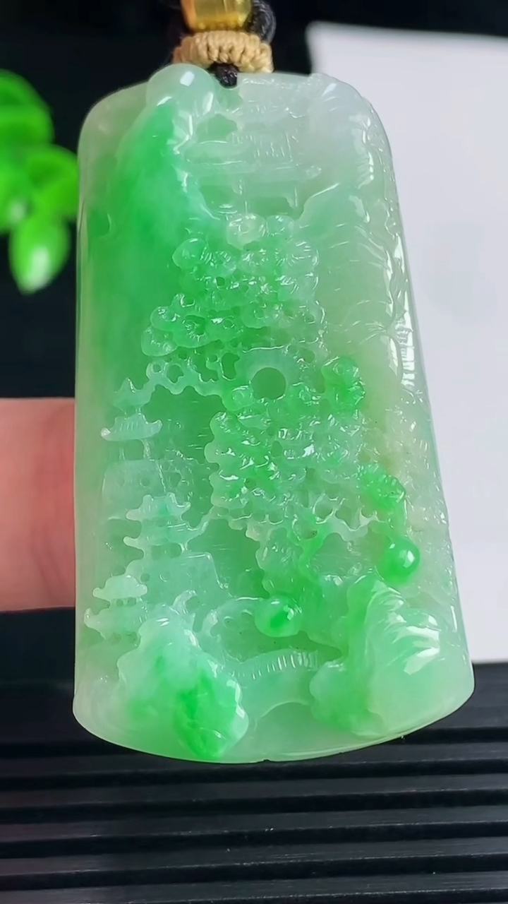 天然A货翡翠山水牌吊坠，尺寸48.3-26-8.2 重量:25.80g
6月15日