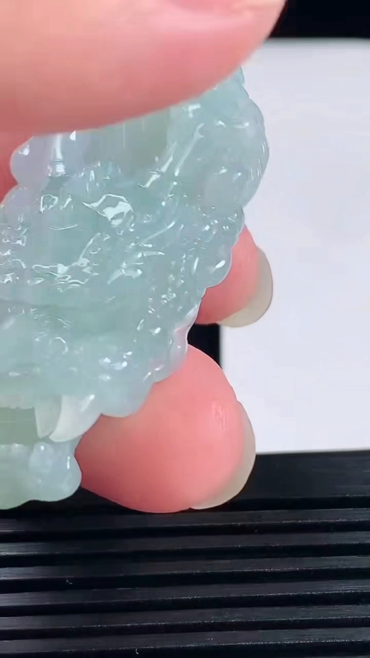 天然A货翡翠龙牌吊坠，尺寸52-26.7-11.8重量:24.47g
6月15日