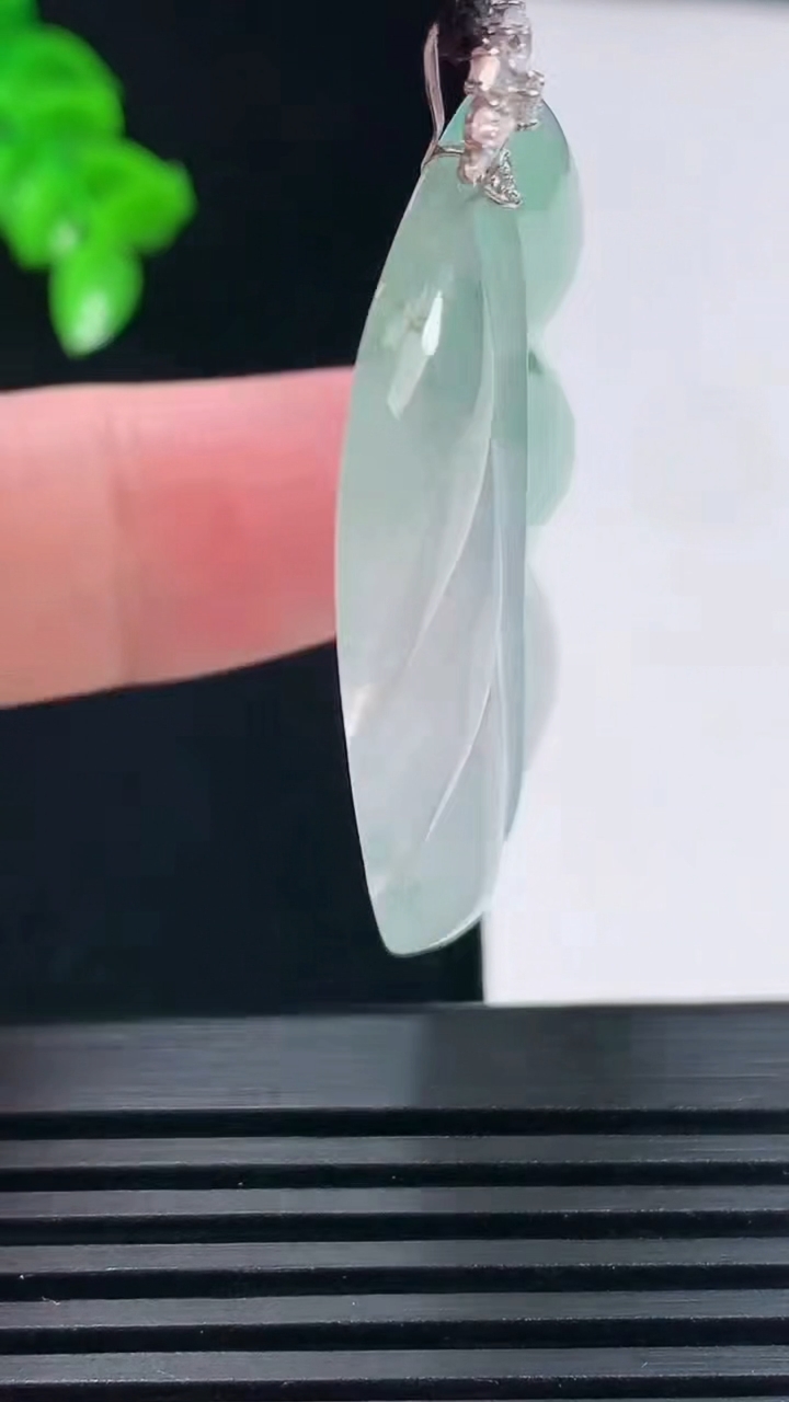 天然A货翡翠金枝玉叶 叶子吊坠，尺寸44.5-30-4.2重量:11.63g
6月15日
