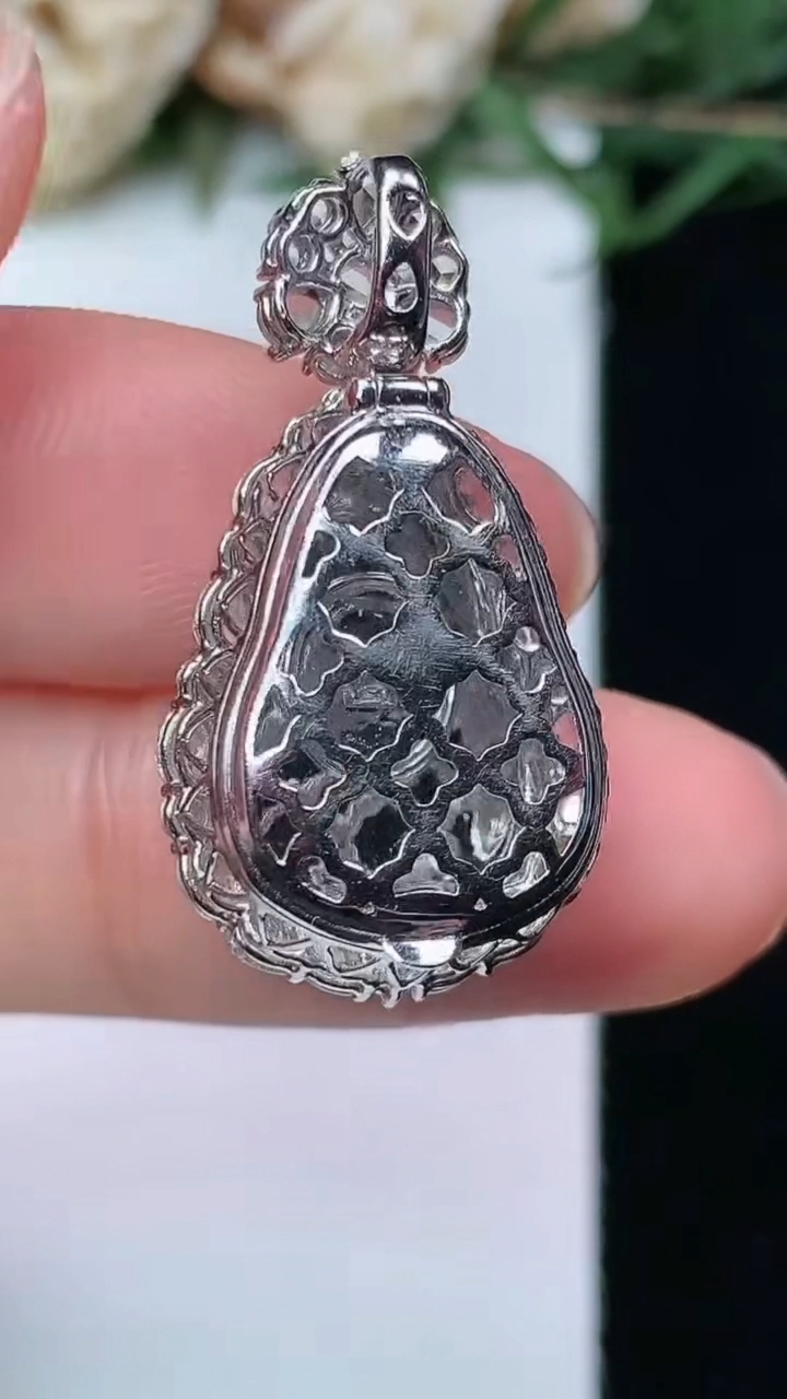 天然A货翡翠葫芦吊坠，尺寸28.6-15-11，裸石15-11，重量:4.46g
6月15日