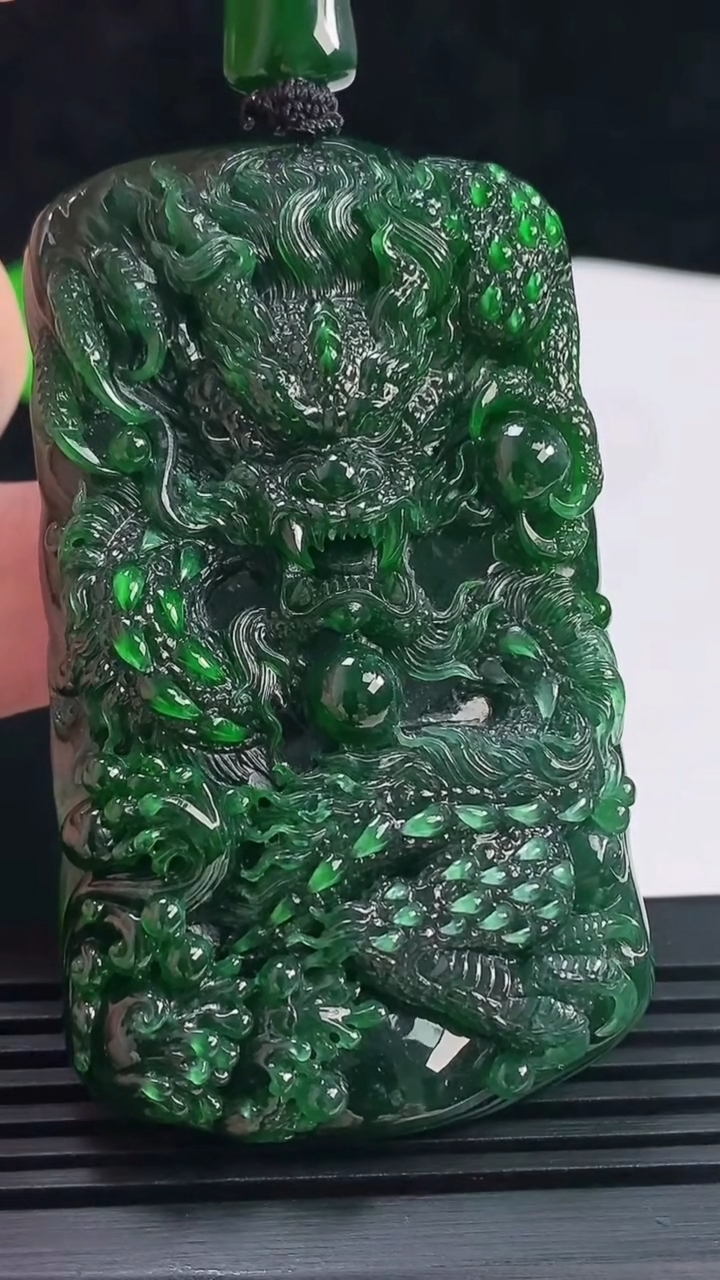 天然A货翡翠龙牌吊坠，尺寸65.5-40.3-11.2 重量:68.17g
6月15日