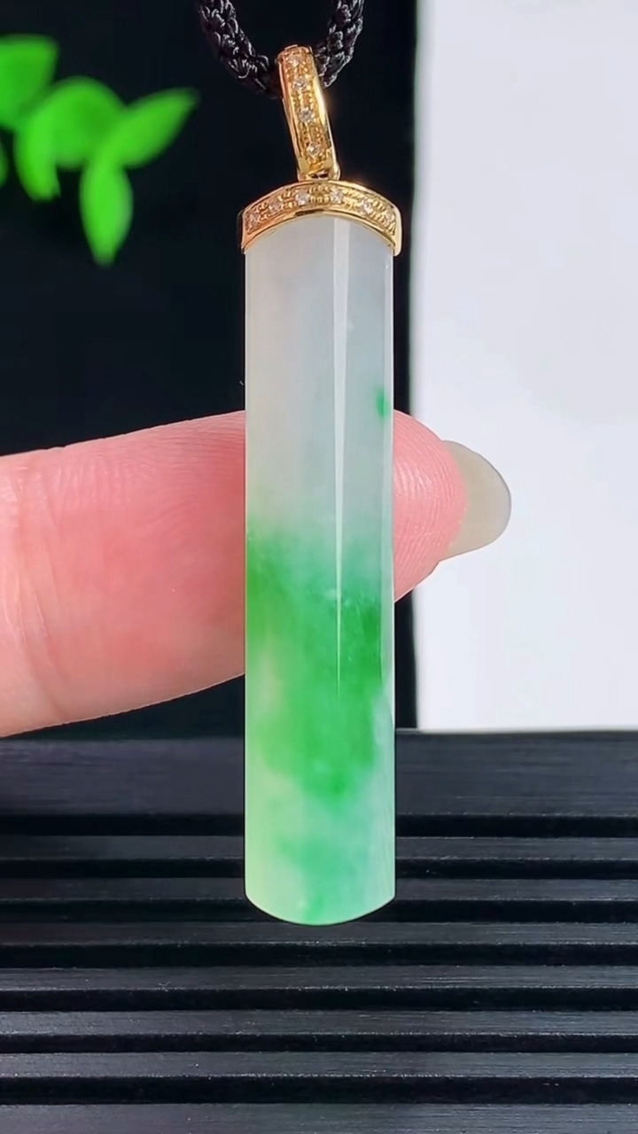天然A货翡翠平安柱吊坠，尺寸36-7.5-5 重量:4.00g
6月15日