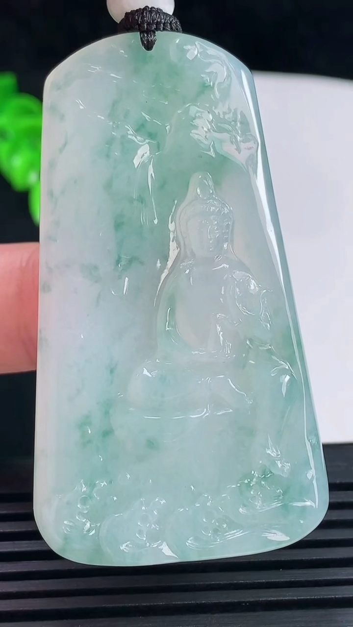 天然A货翡翠冰种飘花观音菩萨吊坠，尺寸58.5-32.8-5.2 重量:28.37g
6月15日