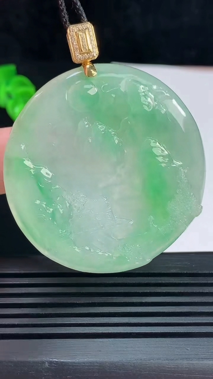 天然A货翡翠山水牌吊坠，尺寸48.8-5.4 重量:29.40g
6月15日
