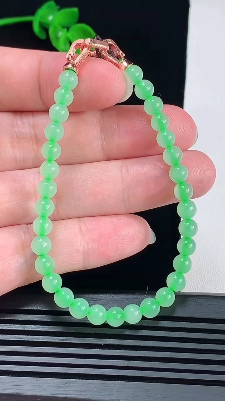 天然A货翡翠圆珠手串，尺寸5.2-32颗，重量:10.53g6月15日
工厂直销收藏佳品,种好水足，色泽均匀，有种有色，上手高大气！