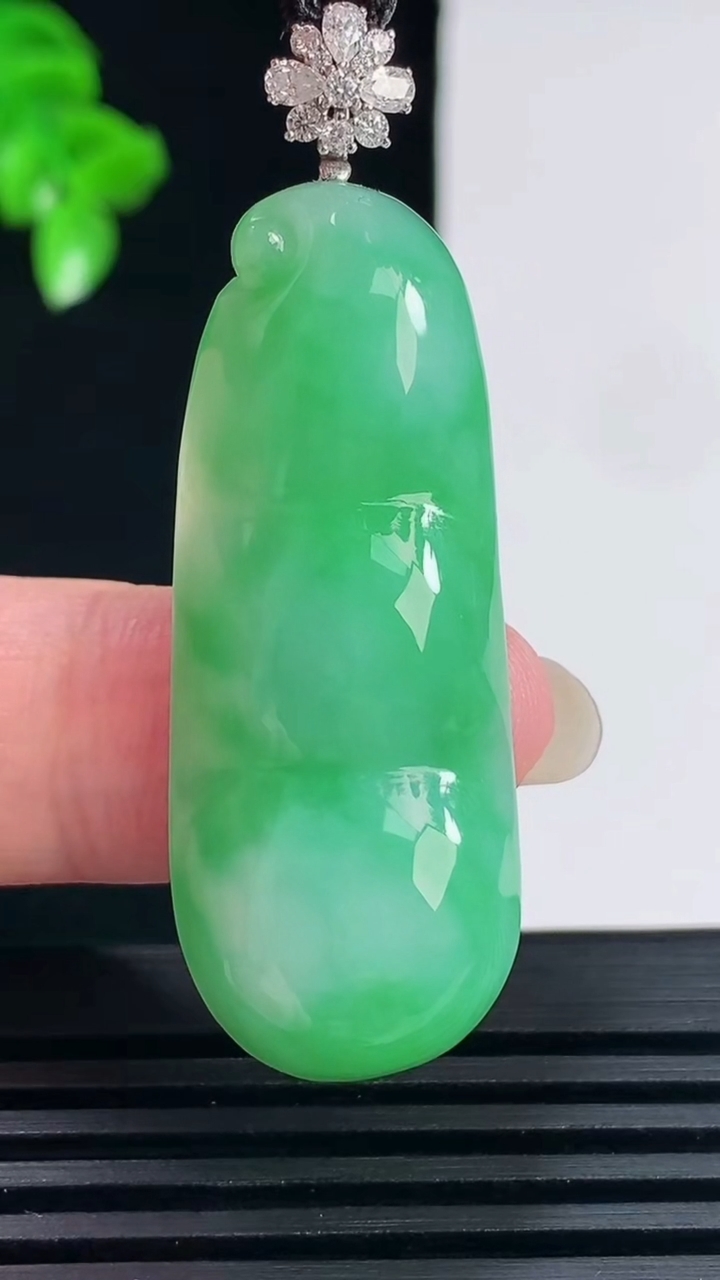 天然A货翡翠福豆吊坠，尺寸42-16.7-7.3重量:10.10g
6月15日